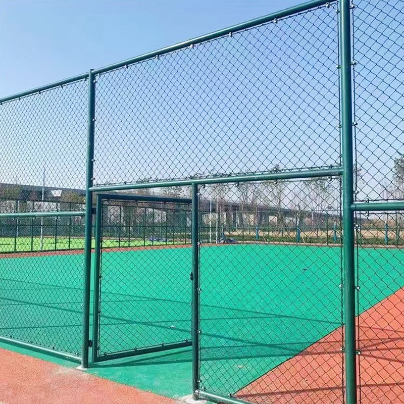 組み立てられたスタジアムフェンス