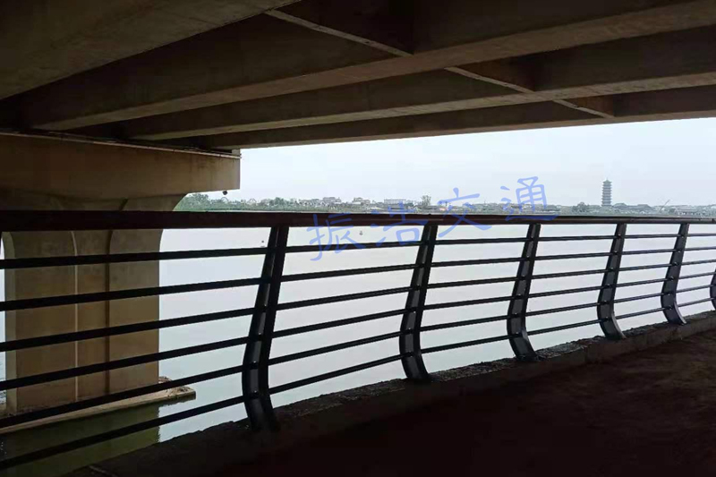 河川のガードレール