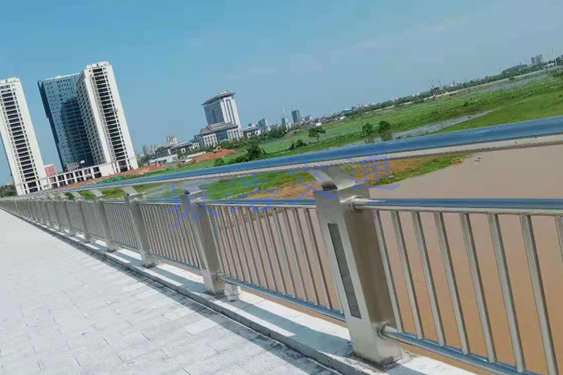 河川のガードレール